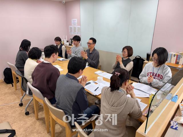 성동종합사회복지관에서 한양사이버대학교 사회복지학과 실습생과 실습슈퍼바이저가 함께 실습평가회를 집단수퍼비전집단 지도으로 진행하고 있다 사진한양사이버대