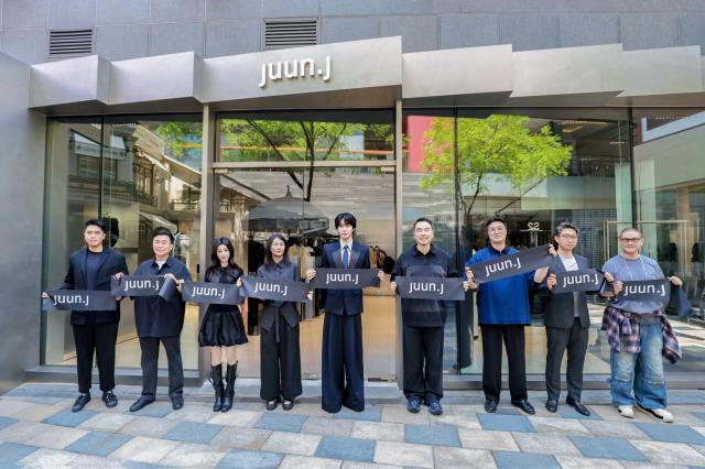 삼성물산 패션부문의 글로벌 디자이너 브랜드 준지JUUNJ가 중국 럭셔리 시장에 본격 진출했다 준지는 중국 베이징 싼리툰三里屯 타이쿠리太古里에 신규 매장을 7일 오픈했다 사진 왼쪽부터 리창다李昌达 베이징 싼리툰 타이쿠리 부총경리 삼성물산 패션부문 남성복사업부장 이무영 상무 중국 배우 황이黄羿 삼성물산 패션부문 박남영 부문장 준지 글로벌 앰배서더 안효섭 배우 이현직 미스토 중화권 총괄 대표 오준영 미스토 중화권 운영 총괄 대표 마저딴马泽丹 베이징 싼리툰 타이쿠리 총경리 앨런 팅Allen Ting 미스토 전략 파트너사진삼성물산 패션