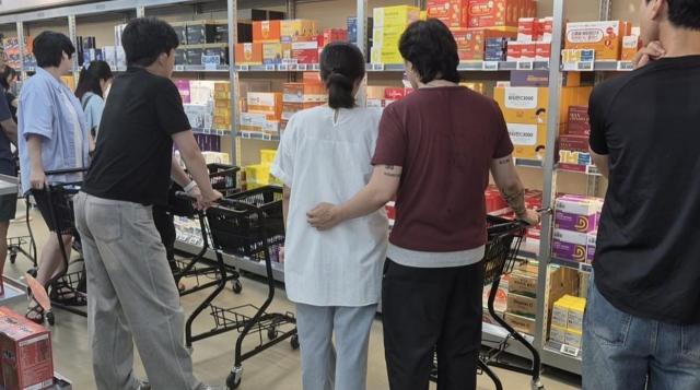 창고형약국을 찾은 소비자들이 건강기능식품 진열대를 둘러보고 있다사진박보람 기자