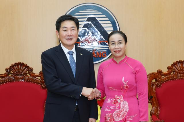 조용호 시장왼쪽이 응우옌 티 아인 티Nguyễn Thị Anh Thi 다낭 인민위원회 부위원장과 기념사진을 찍고 있다 사진오산시