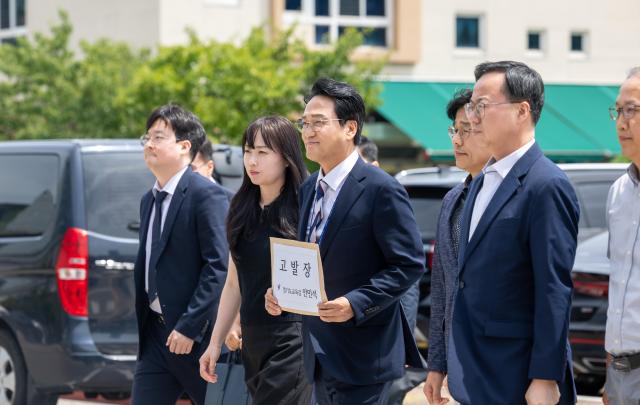 안민석 경기도교육감이 8월 10일 부천 오정경찰서에 방문해 교육활동 침해 사안과 관련한 고발장을 제출하고 있다 사진경기도교육청