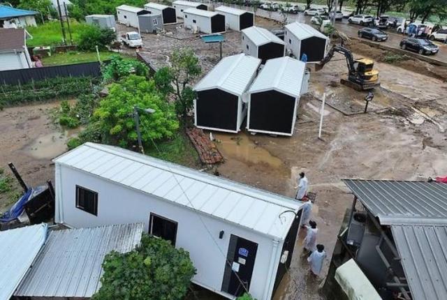 지난달 19일 경북 안동시 일직면 귀미1리에 설치된 산불 이재민 임시주택이 폭우에 떠밀려 주택 담벼락을 뚫고 들어와 있다 사진연합뉴스