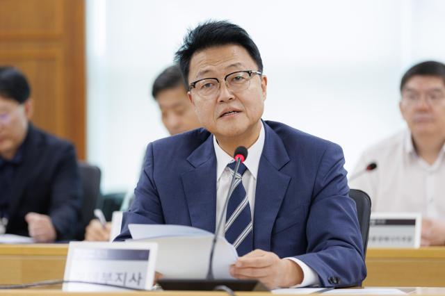 10일 오후 수원특례시 경기도청 율곡홀에서 열린 재정위기 극복 전략 TF 킥오프 회의에서 주형철 경제부지사가 모두말씀을 하고 있다 사진경기도