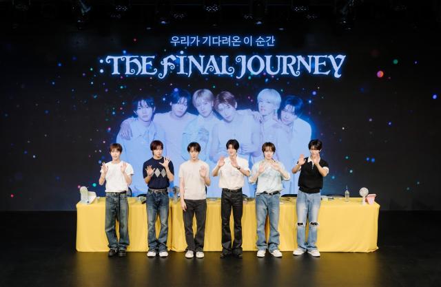 NCT WISH 멤버들이 FIND MY WISH THE FINAL JOURNEY 메가MGC커피×NCT WISH 팬사인회에서 팬들과 소통하고 있다 사진메가MGC커피
