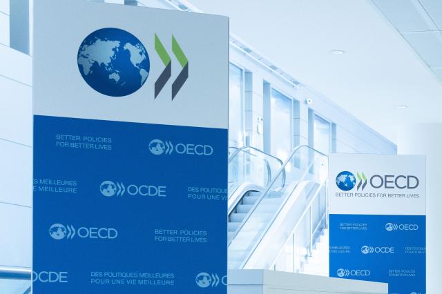 파리에 위치한 경제협력개발기구OECD 본부 현수막에 새겨진 OECD 로고 사진연합뉴스