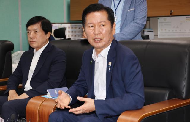  더불어민주당 8·17 전당대회에 출마한 정청래 당 대표 후보가 10일 전북특별자치도의회에서 기자간담회를 하고 있다 사진연합뉴스
