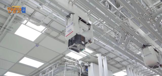 An overhead hoist transport OHT system carries wafers through a Samsung Electronics semiconductor fabrication facility in South Korea Courtesy of Samsung Electronics