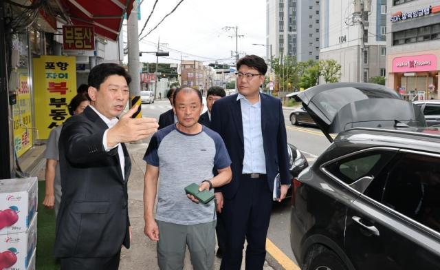 박용선 포항시장이 10일 양학시장을 찾아 상가 밀집 지역의 주정차 여건과 주변 교통 상황을 살펴보고 양학시장 공영주차장 운영 현황을 점검하고 있다 사진포항시