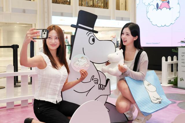 신세계백화점 강남점 무민 팝업스토어에서 무민을 소개하고 있는 모델 모습 사진신세계백화점