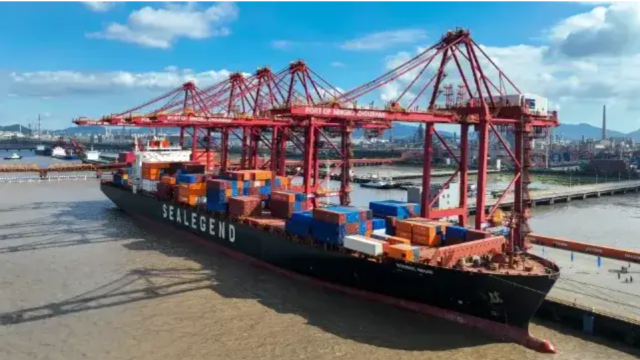 Chinese shipping line launches regular Arctic container service to Europe