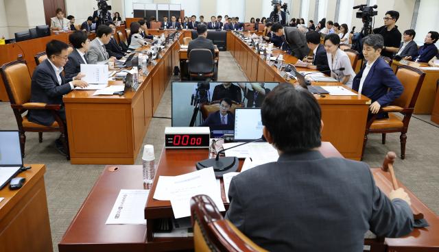 윤상현 국조특위 위원장이 10일 국회에서 열린 제9회 전국동시지방선거 투표용지 부족 사태 등 국민 참정권 침해 진상규명 및 선거관리 개혁을 위한 국정조사 특별위원회 제3차 청문회에서 재검표 현장검증 협의를 위해 정회를 선포하고 있다사진연합뉴스