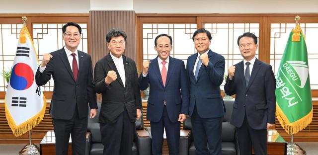 추경호 대구시장은 10일 오후 시청 산격청사에서 대구사회복지협의회 대구사회복지사협회 대구사회복지법인협회 등 지역 사회복지 유관단체장들과 간담회를 개최하고 기념사진을 촬영하고 있다사진대구시