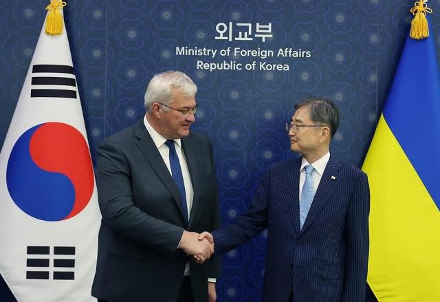 조현 외교부 장관오른쪽이 지난 6월 30일 오후 서울 종로구 정부서울청사 별관 외교부에서 방한 중인 안드리 시비하 우크라이나 외교장관과 만나 기념촬영하고 있다 