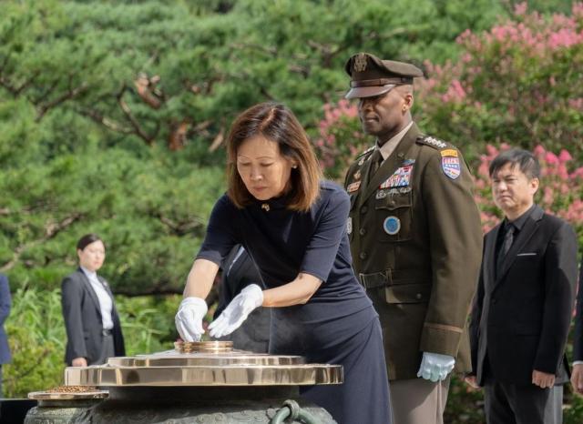 현충원 참배하는 미셸 스틸 주한미국대사 사진연합뉴스