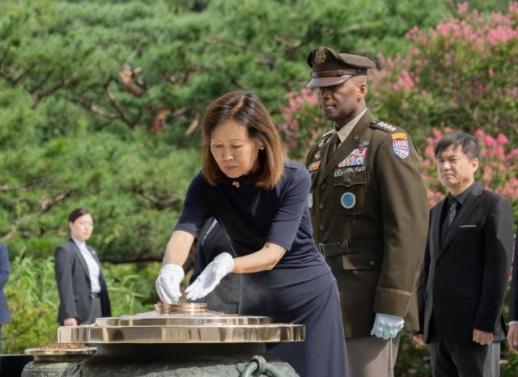스틸 美대사, 현충원 참배...참전용사 헌신과 희생 기려 영광 