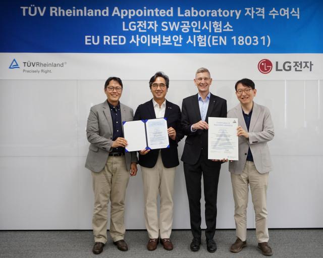LG전자 CTO 산하 SW공인시험소가 글로벌 인증기관 TUV 라인란드로부터 유럽 무선기기지침의 사이버보안 규제에 대한 지정시험기관 자격을 획득했다 지난 10일 TUV 라인란드 코리아 본사에서 심우곤 LG전자 SW공학연구소장 김동욱 LG전자 SW센터장 프랭크 주트너Frank Juettner TUV 라인란드 코리아 대표 임효준 LG전자 차세대컴퓨팅연구소장왼쪽부터이 참석한 가운데 자격 수여식이 진행됐다 사진LG전자 

