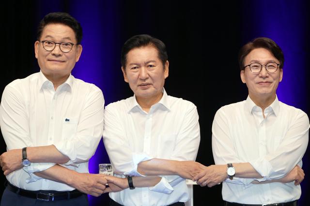 더불어민주당 당 대표 후보들이 10일 오후 전남광주 서구 KBC에서 열린 TV 토론회에서 양손을 잡고 있다 왼쪽부터 송영길 정청래 김민석 후보 사진연합뉴스
