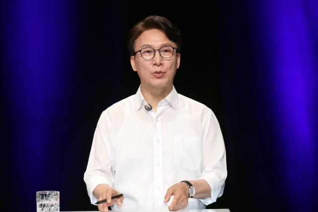 더불어민주당 김민석 당 대표 후보가 지난 10일 오후 전남광주 서구 KBC에서 열린 TV 토론회를 준비하고 있다사진연합뉴스