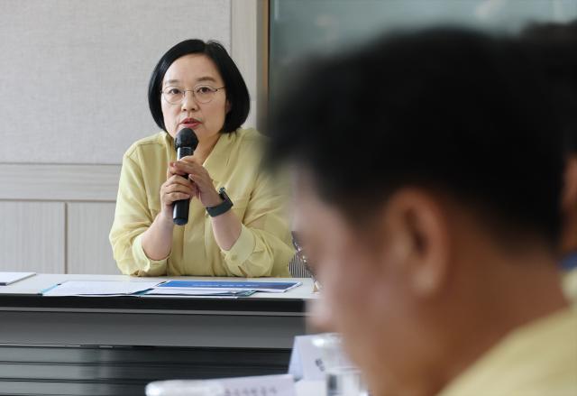 한성숙 국무총리가 지난 8일 경상북도 청도군 운문면 운문댐 상황실을 방문 운문댐 시설 및 청도군 용수공급 현황 등을 점검하고 있다 사진연합뉴스
