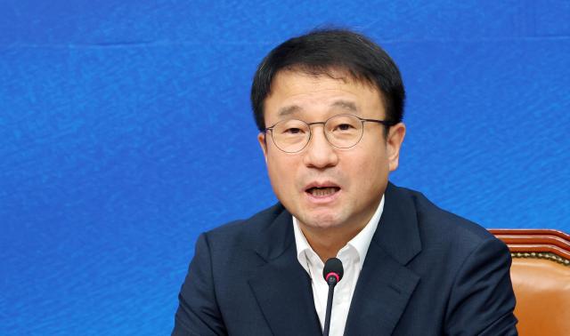 한병도 더불어민주당 당 대표 직무대행 겸 원내대표가 11일 국회에서 열린 중앙위원회의에서 발언하고 있다 사진연합뉴스
