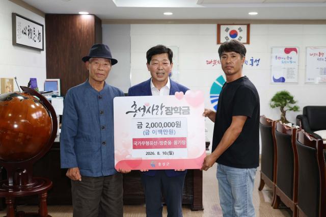 홍성군 최초 국가무형유산 옹기장 방춘웅 첫 전승지원금 지역에 환원왼쪽부터 옹기장 방춘웅 박정주 홍성군수 무형유산 전승교육사 방유준