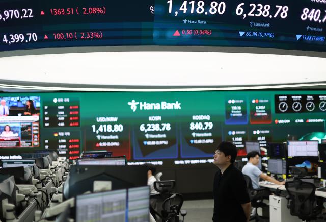 11일 서울 중구 하나은행 본점 딜링룸 사진연합뉴스