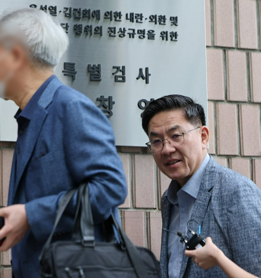 이진우 전 수방사령관이 11일 수호신 TF를 통한 육군수도방위사령부의 계엄 준비 의혹 관련 피의자 신분으로 조사를 받기 위해 경기도 과천시 2차 종합특검 사무실로 출석하고 있다 사진연합뉴스