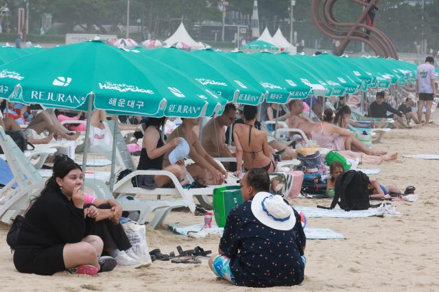 韩国海滨迎客流高峰 外籍游客带动周边便利店消费增长