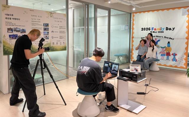 트립닷컴 패밀리데이 가족사진관에서 사진 촬영중인 임직원 및 가족  사진트립닷컴