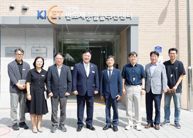 성수석 시장왼쪽 네 번째이 한국세라믹기술원 이천분원 관계자들과 함께 하고 있다사진이천시