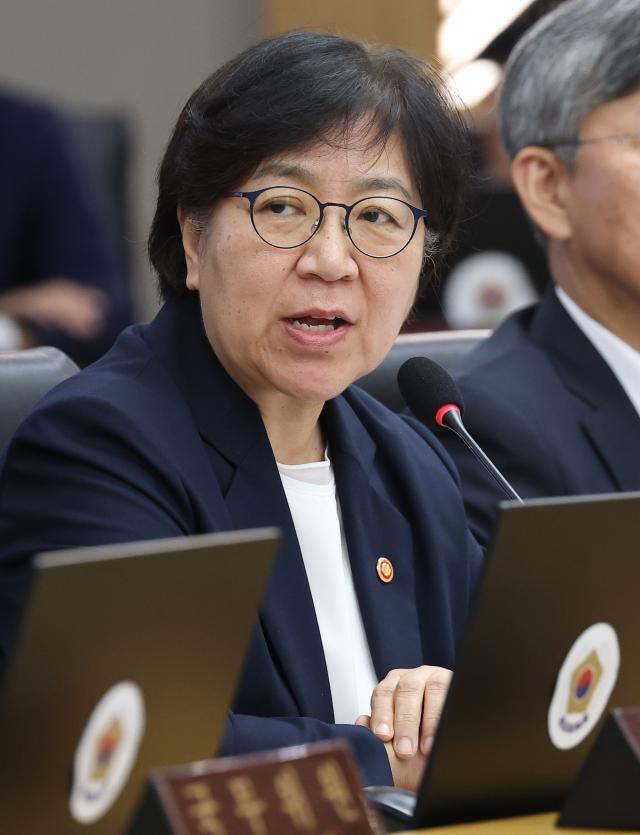 정은경 복지부 장관이 11일 정부세종청사에서 열린 이재명 대통령 주재 국무회의에서 범정부 자살예방 대책을 보고하고 있다 사진연합뉴스