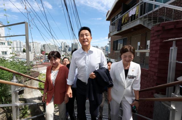 오세훈 서울시장이 11일 신속통합기획 재개발과 모아타운 등 주민이 선택한 민간정비사업이 추진 중인 서울 용산구 서계·청파동 일대 현장을 둘러보고 있다 사진연합뉴스