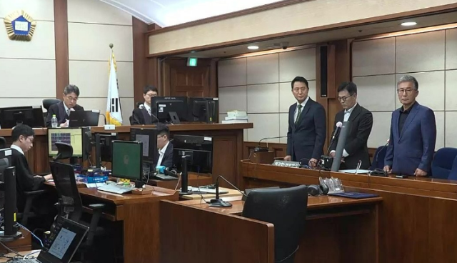 명태균씨로부터 여론조사 결과를 받아보고 후원자에게 비용을 대납하게 한 혐의로 기소된 오세훈 서울시장이 지난달 22일 서울 서초구 서울중앙지법에서 열린 선고 공판에 참석해 있다 사진서울중앙지방법원