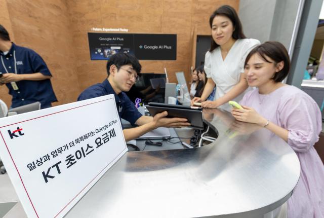 KT 모델들이 신규 초이스 라인업을 소개하고 있다 사진KT