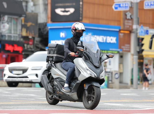 지난 7월 서울 시내에서 배달 노동자가 이동하고 있다