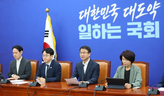 더불어민주당 한병도 당 대표 직무대행 겸 원내대표가 11일 국회에서 열린 원내대책회의에서 발언하고 있다사진연합뉴스