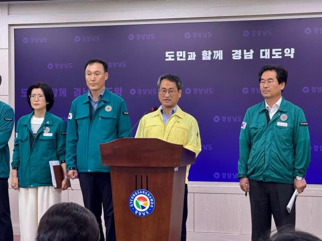 11일 박일웅 경남도 행정부지사오른쪽에서 두번째 등이 가뭄장기화 대책 관련 브리핑을 하고 있다 