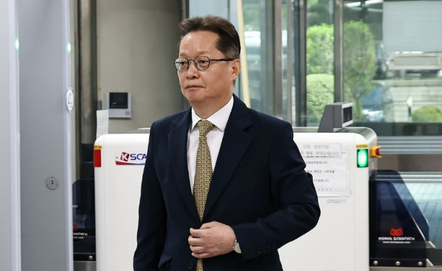비상계엄의 위헌·위법성을 지적하는 정치인들 발언을 다룬 방송 자막을 삭제하도록 지시한 혐의로 기소된 이은우 전 KTV 원장이 지난 6월 26일 서울 서초구 서울중앙지방법원에서 열린 1심 선고를 마친 뒤 법정을 나서는 모습 사진연합뉴스