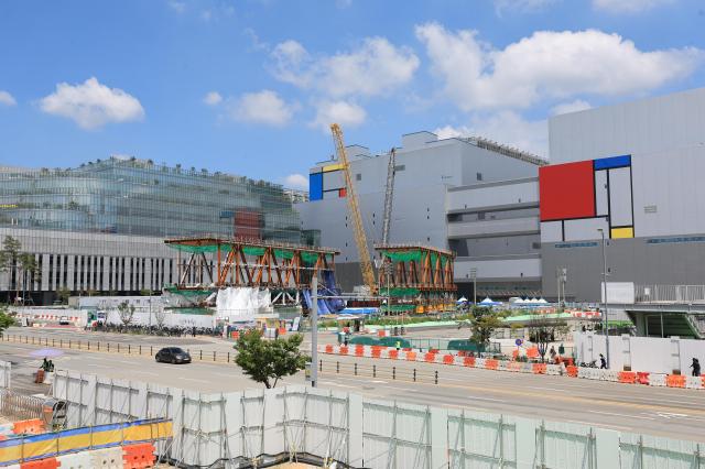 삼성전자 평택캠퍼스 P4 공장 앞에서 P5와 연결될 오버브릿지 건설이 진행되고 있다 사진한준구 기자
