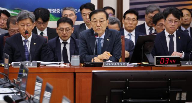 김윤덕 국토교통부 장관이 11일 국회에서 열린 국토교통위원회 전체회의에서 의원 질의에 답하고 있다 사진연합뉴스