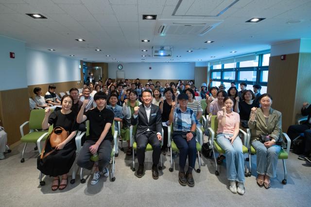 최현덕 시장이 금곡동 ‘시장 좀 만납시다’를 마친 뒤 금곡초·중학교 학생과 금곡고 졸업생 주민 등 참석자들과 기념촬영을 하고 있다 사진남양주시