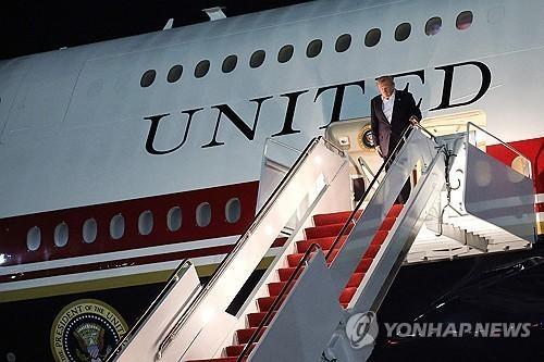Tổng thống Donald Trump rời khỏi chiếc Air Force One mới
AFPYonhap