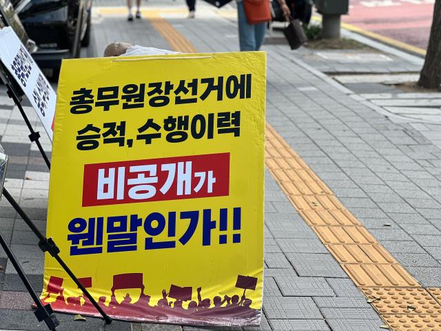 This photo taken during an early morning of Tuesday Aug.11 show a monk protesting regarding the transparency of the process of voting. AJP Joonha Yoo 