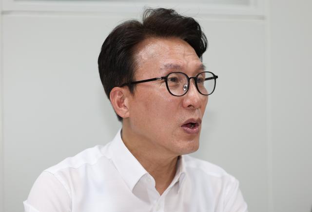 더불어민주당 김민석 당 대표 후보가 지난 11일 서울 송파구 가락몰에서 열린 간담회에서 상인들과 대화를 나누고 있다사진연합뉴스