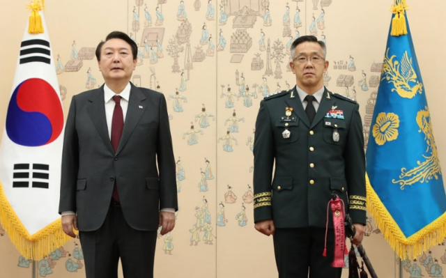 윤석열  대통령이 지난 2022년 12월 7일 서울 용산 대통령실 청사에서 열린 장성 보직 신고 및 삼정검 수치 수여식에서 황유성 당시 국군방첩사령관 삼정검에 수치를 달아준 뒤 기념촬영을 하고 있다 사진대통령실통신사진기자단 연합뉴스