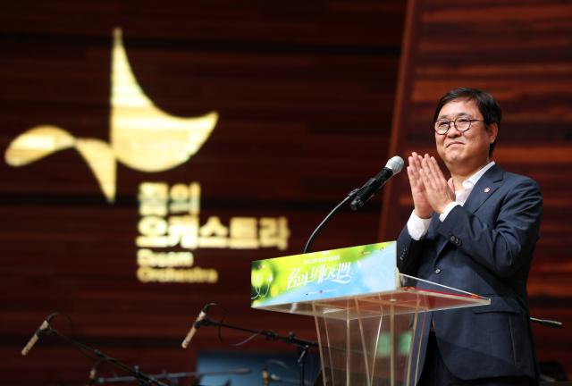 최휘영 문화체육관광부 장관이 지난 8월 6일 강원도 평창 알펜시아 리조트 내 뮤직텐트에서 열린 꿈의 예술단 합동캠프 꿈의 페스티벌 합동 공연에서 축사를 하고 있다 사진문화체육관광부