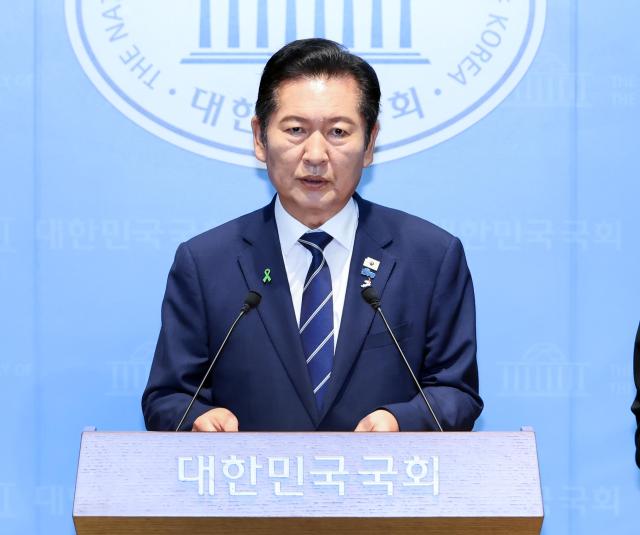 정청래 더불어민주당 당 대표 후보가 12일 국회 소통관에서 기자회견을 하고 있다사진연합뉴스