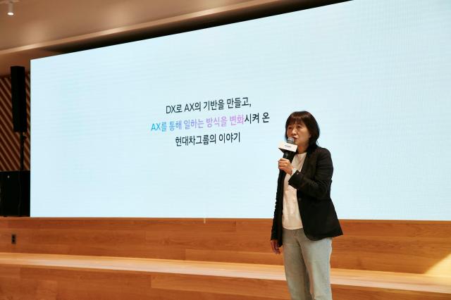 12일수 양재 본사에서 열린 ‘현대차그룹 AX 성과 발표회Beyond AI Transforming the Way We Work’에서 발표 중인 현대차·기아 ICT담당 진은숙 사장