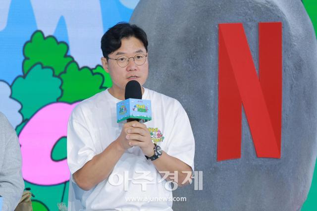나영석 PD가 12일 오전 서울 마포구 호텔 나루 서울 엠갤러리에서 열린 넷플릭스 예능 대체 등산을 왜 하는 건데 제작발표회에 참석해 인사말을 하고 있다 20260812사진유대길 기자 dbeorlf123ajunewscom