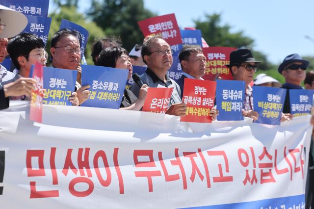 12일 서울 종로구 청와대 앞 분수대에서 한국수퍼마켓협동조합연합회 관계자들이 동네 슈퍼·골목상권 위기에 따른 비상 대책 촉구 및 대통령 면담 요구 기자회견을 하고 있다 사진연합뉴스